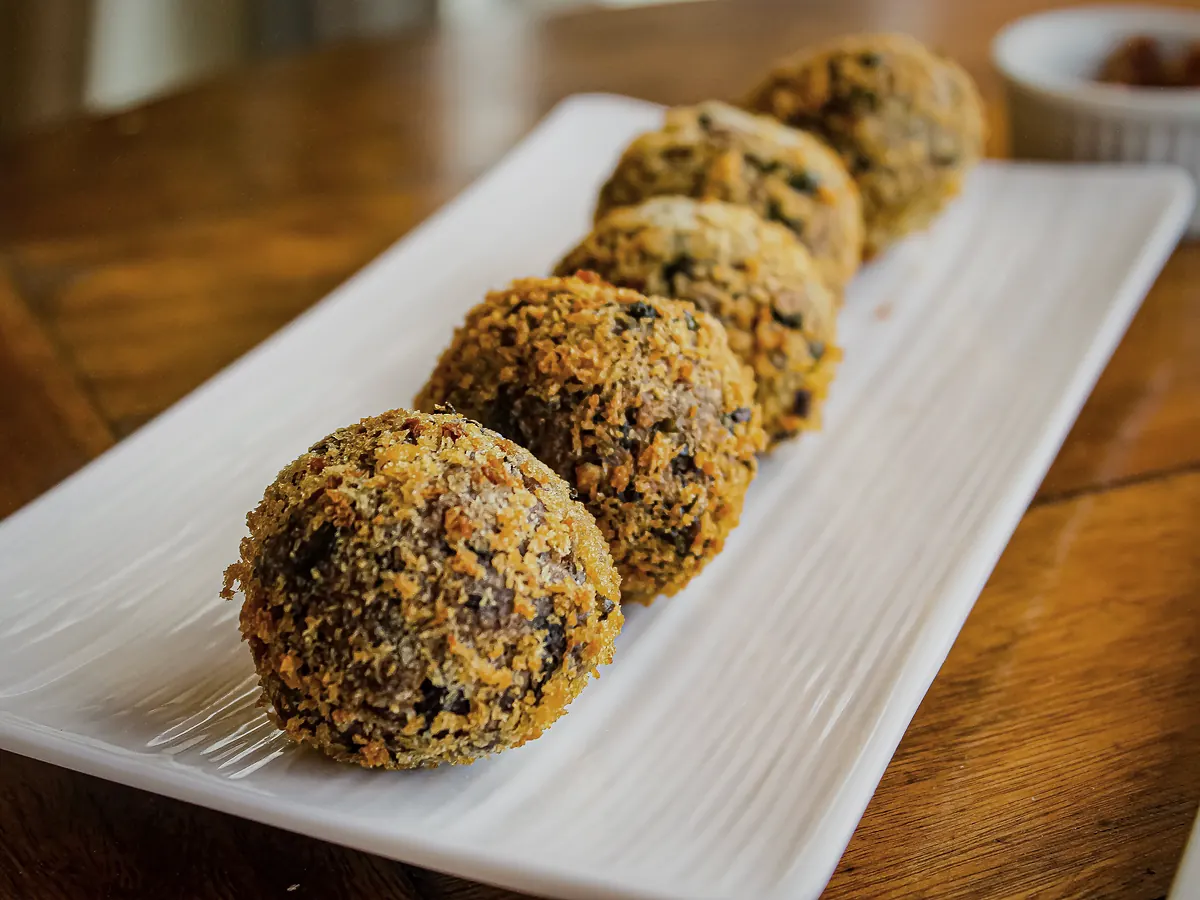 Bocconcini fritti farciti su un piatto