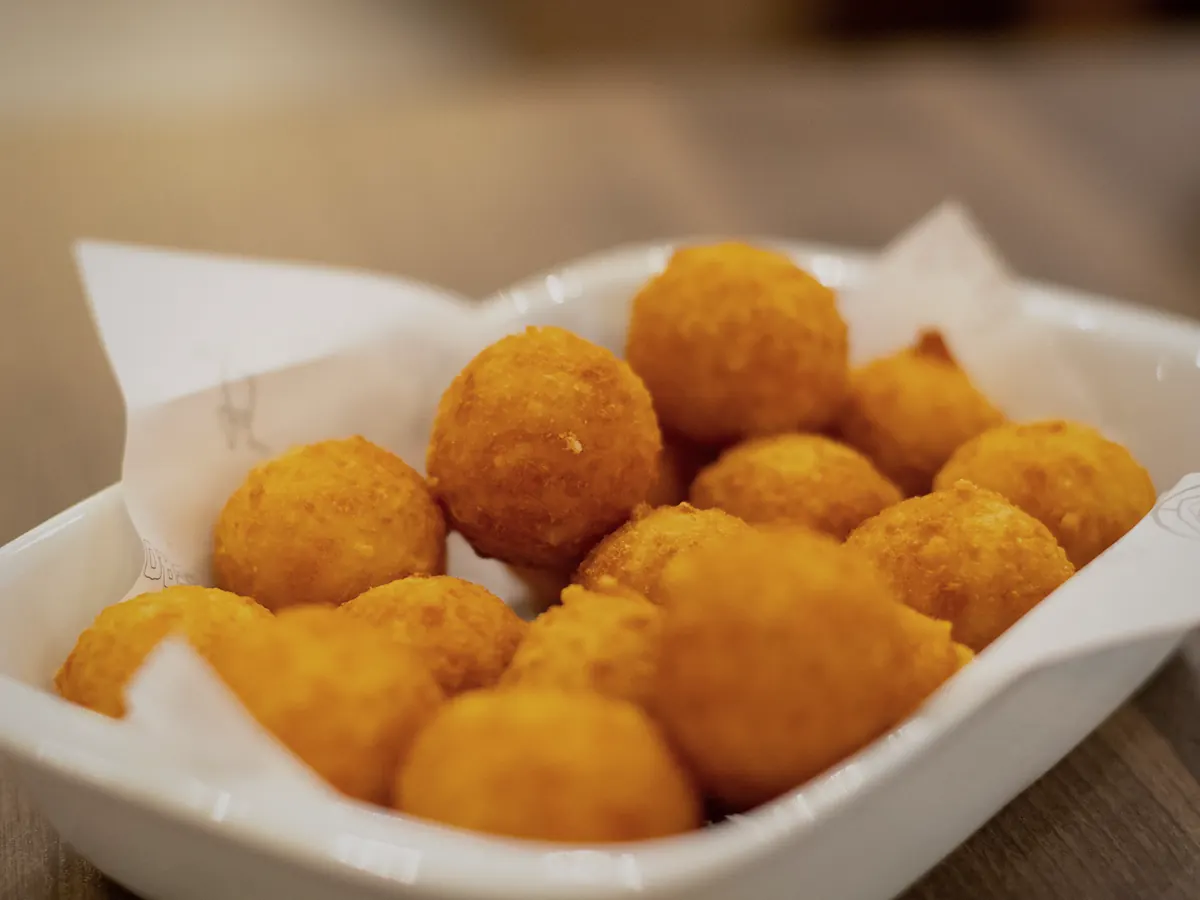 Bocconcini fritti e dorati in un piatto