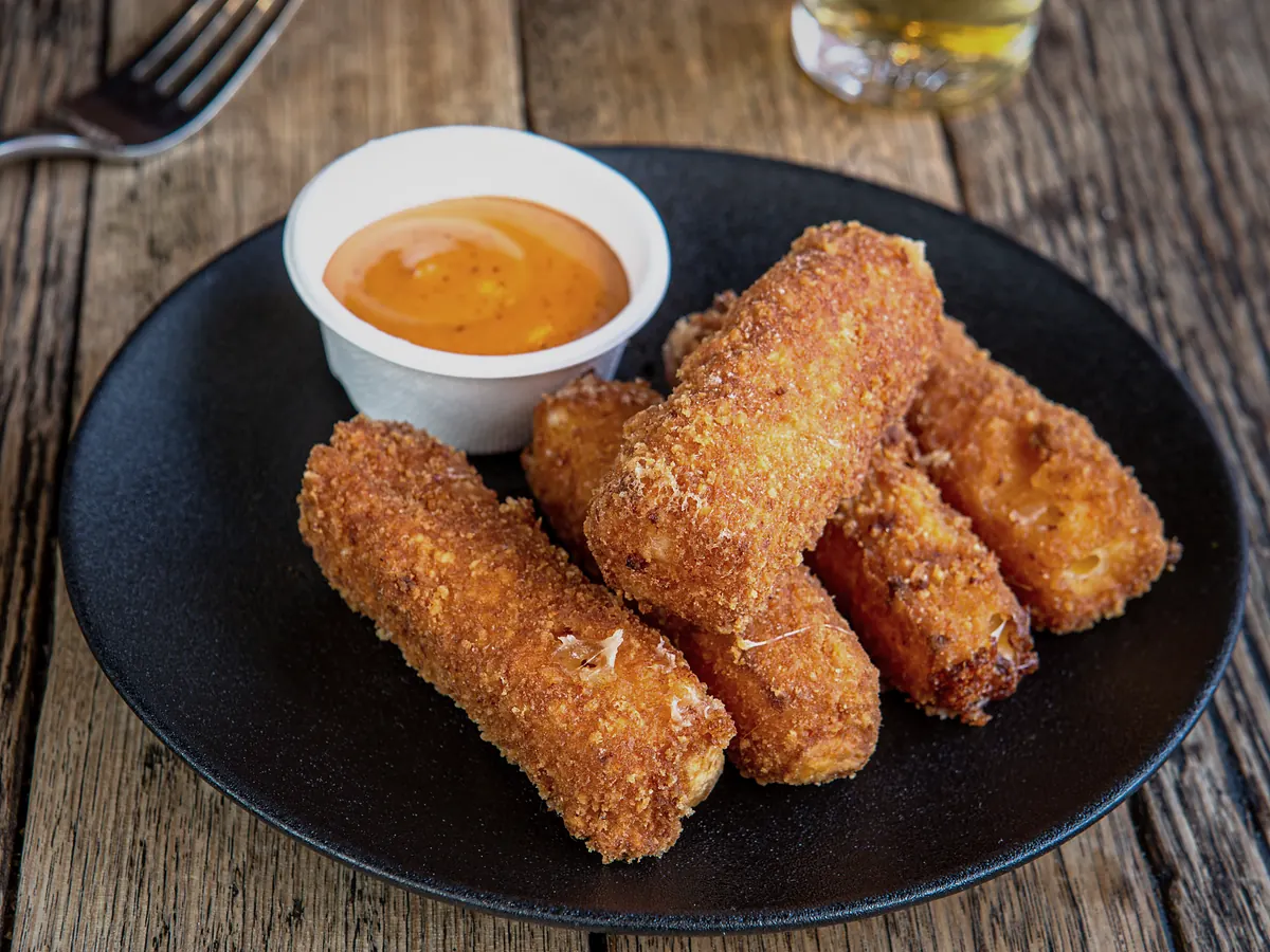 Bastoncini di mozzarella impanati con salsa