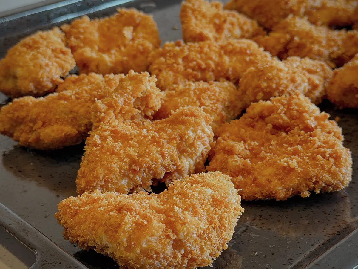 Filetti di pollo impanati e fritti su un vassoio