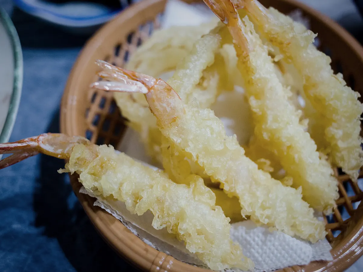 Gamberi in tempura in un cestino